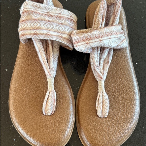Sandals Sanuk Tan Patterned Sandals - Picture 5 of 8